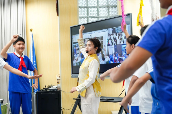 "TCL Smart Classroom" Enabled Interdisciplinary Integrated Lessons